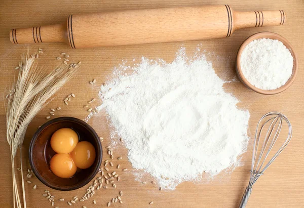 Mehl Mit Weizen Eiern Nudelholz Löffel Auf Holzuntergrund Zutaten Für — Stockfoto