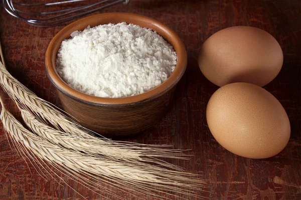 Backgrund Mit Weißem Mehl Auf Rustikalem Holztisch Bäcker Arbeitsplatz Mit — Stockfoto