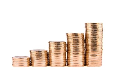 Altın sikkelerden yapılmış altın kuleler beyazın üzerinde izole edilmiş.