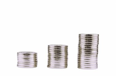 Altın sikkelerden yapılmış gümüş kuleler beyazın üzerinde izole edilmiş.