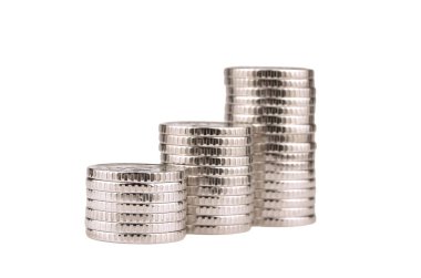 Altın sikkelerden yapılmış gümüş kuleler beyazın üzerinde izole edilmiş.