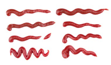 Ketçap sıçramaları, bir grup nesne. Kırmızı ketçap veya domates sosu aranjmanı, izole edilmiş beyaz arkaplan.