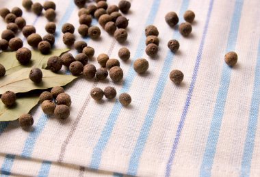 Mutfak havlusunda bir sürü baharat. Jamaika biberi, baharat veya mersin biberi.