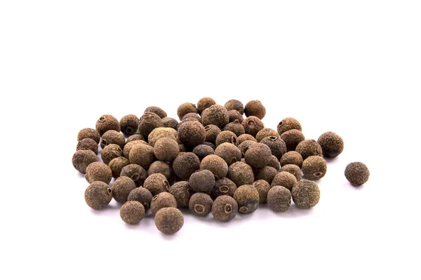 Stapel Van Allspice Geïsoleerd Witte Achtergrond Jamaica Peper Allspice Peperkorrels — Stockfoto