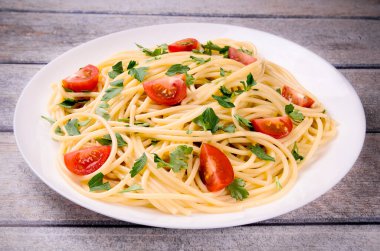 Kiraz domatesli makarna ve arka planda maydanoz, lezzetli, doğal.