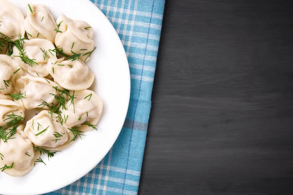 Kött Dumplings Ryska Dumplings Dumplings Med Kött Platta Svart Bakgrund — Stockfoto