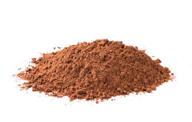 Beyaz arka planda izole edilmiş kakao tozu, lezzetli, doğal