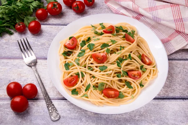 Nudelspaghetti Mit Kirschtomaten Bratwurst Und Petersilie Auf Weißem Teller Auf — Stockfoto