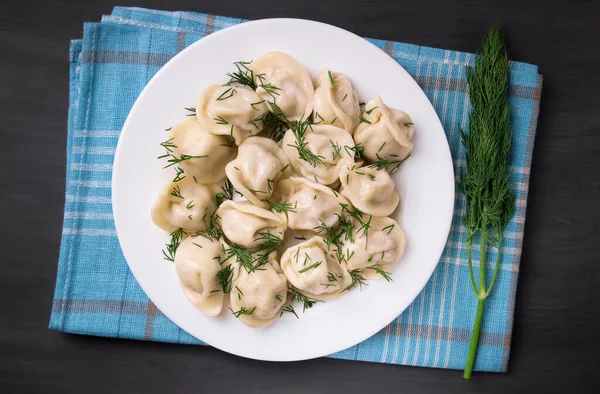 Vleesknoedels Russische Knoedels Knoedels Met Vlees Een Bord Een Zwarte — Stockfoto