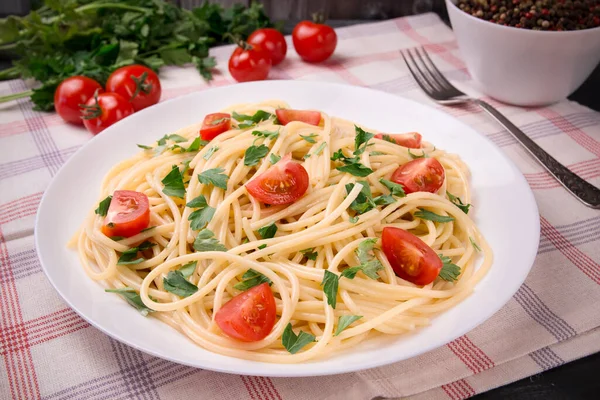 Esparguete Massa Com Tomate Cereja Salsa Fundo Leve Delicioso Natural — Fotografia de Stock