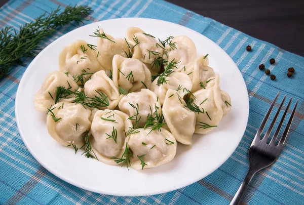 Pierogi Mięsne Pierogi Rosyjskie Pierogi Mięsem Talerzu Czarnym Tle Zdjęcia Stockowe bez tantiem