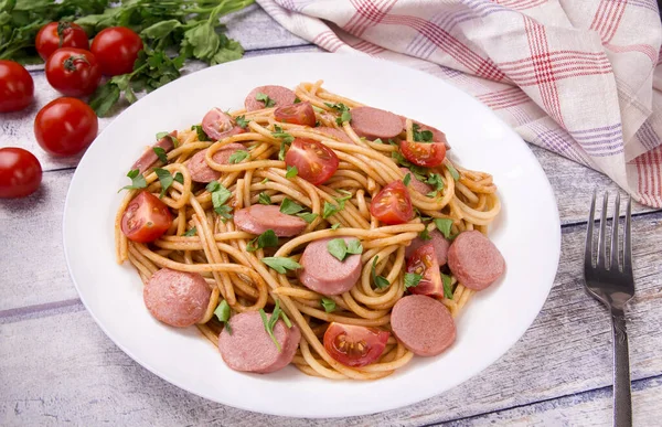 Nudelspaghetti Mit Kirschtomaten Bratwurst Und Petersilie Auf Weißem Teller Auf — Stockfoto