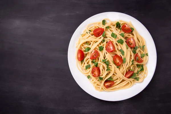 Nudelspaghetti Mit Kirschtomaten Bratwurst Und Petersilie Auf Weißem Teller Auf — Stockfoto