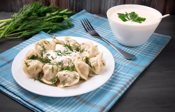 Köfteler - Rus hamur köfteleri, siyah arka planda etli börekler.