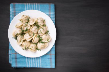 Köfteler - Rus hamur köfteleri, siyah arka planda etli börekler.