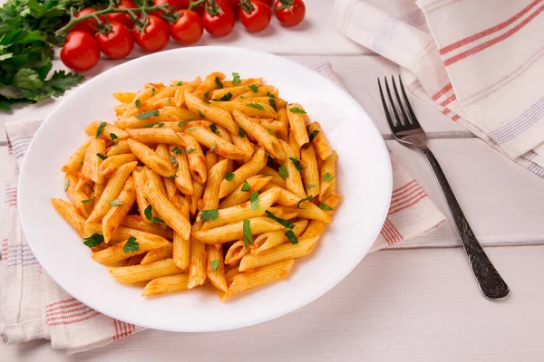 Penne Pasta Tomatensauce Dekoriert Mit Petersilie Auf Einem Weißen Holztisch — Stockfoto