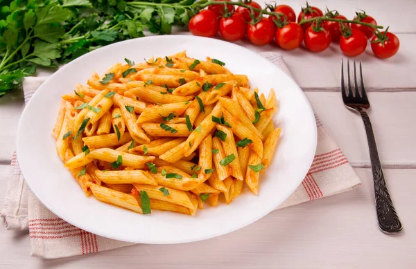 Penne Pasta Salsa Tomate Decorado Con Perejil Sobre Una Mesa — Foto de Stock