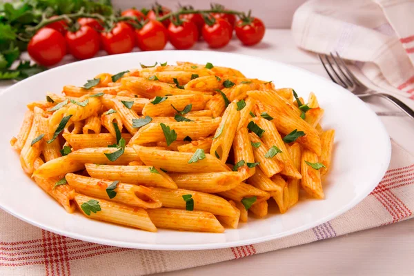 Penne Pasta Tomatensauce Dekoriert Mit Petersilie Auf Einem Weißen Holztisch — Stockfoto