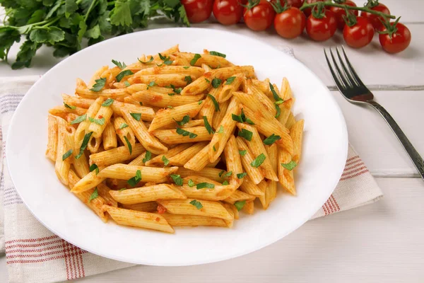 Penne Pasta Tomatensauce Dekoriert Mit Petersilie Auf Einem Weißen Holztisch — Stockfoto