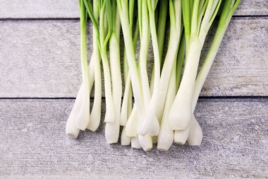 Taze soğan olarak da bilinir. Salata soğanı, yeşil soğan ya da ahşap kaplama soğan.