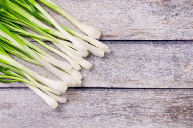 Taze soğan olarak da bilinir. Salata soğanı, yeşil soğan ya da ahşap kaplama soğan.