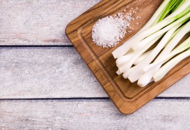 Taze soğan olarak da bilinir. Salata soğanı, yeşil soğan ya da ahşap kaplama soğan.