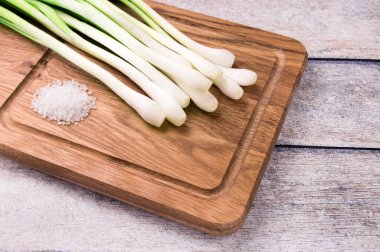 Taze soğan olarak da bilinir. Salata soğanı, yeşil soğan ya da ahşap kaplama soğan.