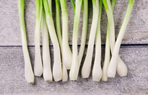 Voorjaarsuien Ook Bekend Als Saladeuien Groene Uien Schilfers Houtondergrond — Stockfoto