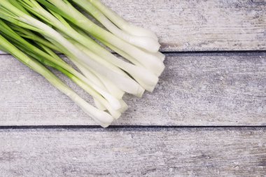 Taze soğan olarak da bilinir. Salata soğanı, yeşil soğan ya da ahşap kaplama soğan.