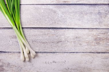 Taze soğan olarak da bilinir. Salata soğanı, yeşil soğan ya da ahşap kaplama soğan.