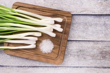 Taze soğan olarak da bilinir. Salata soğanı, yeşil soğan ya da ahşap kaplama soğan.