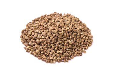 Beyaz arka planda izole edilmiş karabuğday yığını. Karabuğday. Karabuğday taneleri. Tahıl kültürü.