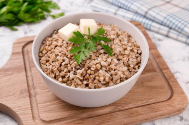 Maydanoz yaprağı ve tereyağlı bir tabakta kaynamış karabuğday.. 