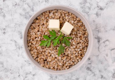 Maydanoz yaprağı ve tereyağlı bir tabakta kaynamış karabuğday.. 