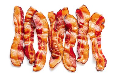 Beyaz arka planda izole edilmiş lezzetli kızarmış pastırma parçaları.