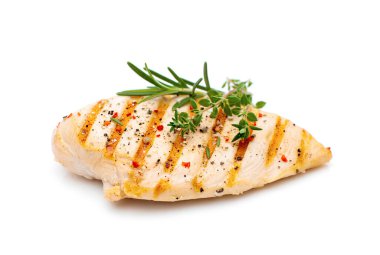 Beyaz arka planda baharatlı ızgara tavuk göğsü. Izgara mevsimi