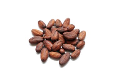 Beyaz arka planda kakao çekirdekleri