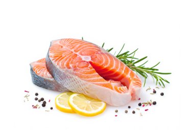 Beyaz arka planda biberiyeli, limonlu ve biberli taze somon bifteği.