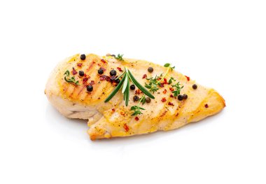 Beyaz arka planda baharatlı ızgara tavuk göğsü. Izgara mevsimi