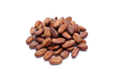 Beyaz arka planda kakao çekirdekleri