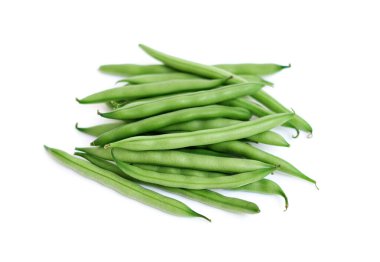 Beyaz bir arka plan üzerinde izole taze fasulye yığını