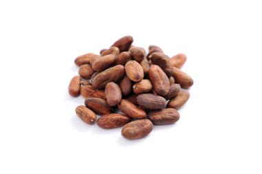 Beyaz arka planda kakao çekirdekleri