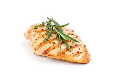 Beyaz arka planda baharatlı ızgara tavuk göğsü. Izgara mevsimi