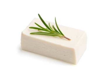 Taze tofu peyniri beyaz arkaplanda izole edilmiş.
