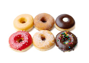 Beyaz arka planda izole edilmiş lezzetli çörekler..