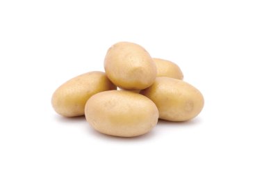 Beyaz arka planda izole taze patates Grubu