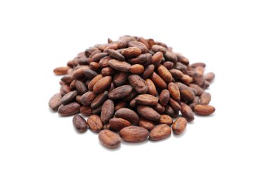 Beyaz arka planda kakao çekirdekleri