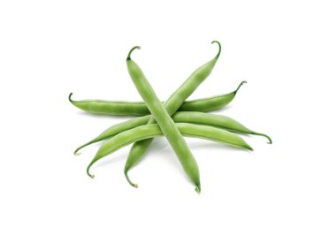 Beyaz bir arka plan üzerinde izole taze fasulye yığını