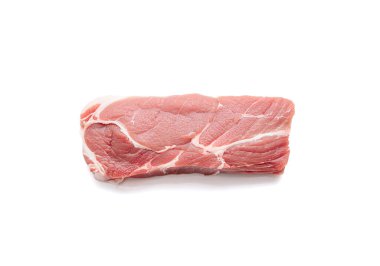 Beyaz arka planda izole edilmiş çiğ et parçaları ızgara veya kızartma için mükemmeldir..
