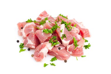 Küp yığını, beyaz arka planda otlar ve baharatlarla izole edilmiş çiğ et.